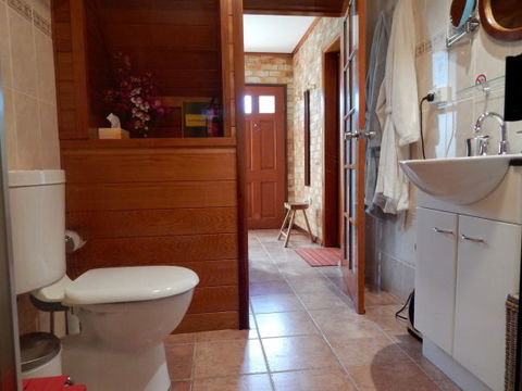 Bet's Bed And Breakfast Studio - VIC Tourism 9