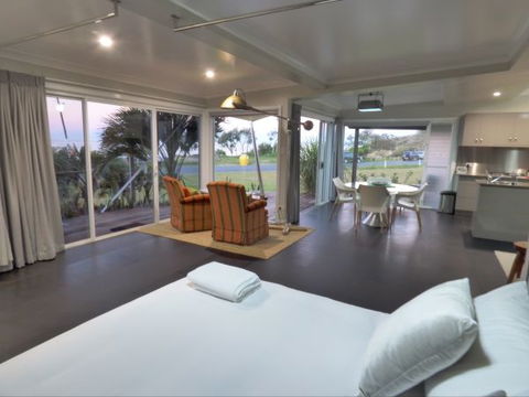 ArtHOUSE Beachfront Accommodation - VIC Tourism 3