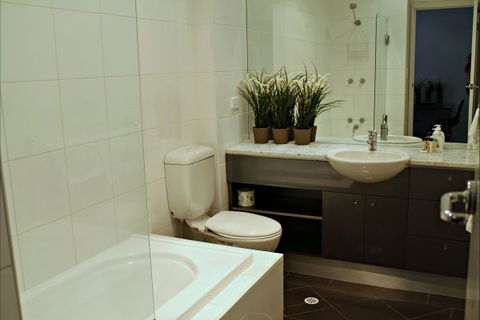 ADELAIDE DRESSCIRCLE APARTMENTS - THE PALMS APARTMENTS KENT TOWN - VIC Tourism 11