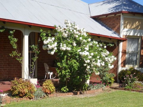 Strayleaves Elegant Accommodation - VIC Tourism 0
