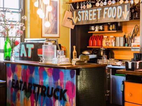 Darlo Bar At The Royal Sovereign Hotel - VIC Tourism 8