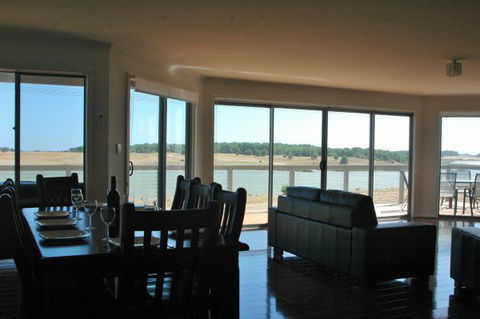 Parrydyse Clayton Bay - VIC Tourism 0