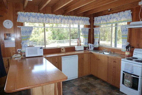 Arties Cottage Accommodation - VIC Tourism 3