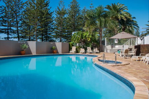 Cashelmara Burleigh Beachfront Apartments - VIC Tourism 0