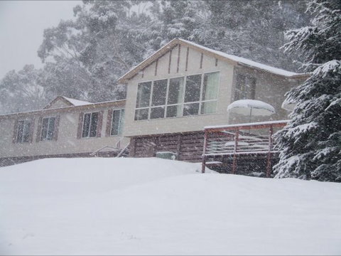 Cool Mountain Lodge - VIC Tourism 0