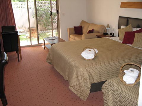 Wine Village Motor Inn - VIC Tourism 1