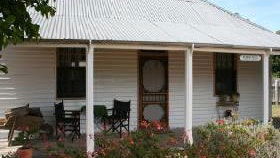 Davidson Cottage On Petticoat Lane - VIC Tourism 0