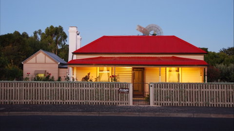 Shurdingtons Cottage - VIC Tourism 0