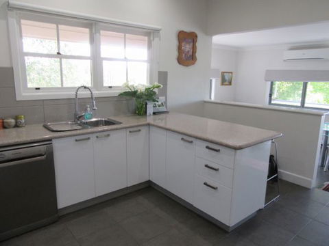 Valley View Cottage - VIC Tourism 1