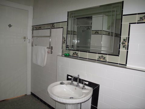 B&B Wodonga - Art Deco Accommodation - VIC Tourism 9