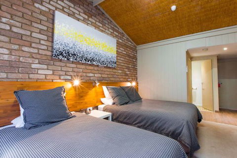 Farnham Court Motel - VIC Tourism 3