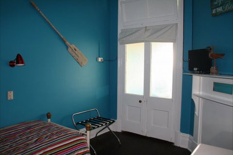 Foreshore Backpackers - VIC Tourism 1