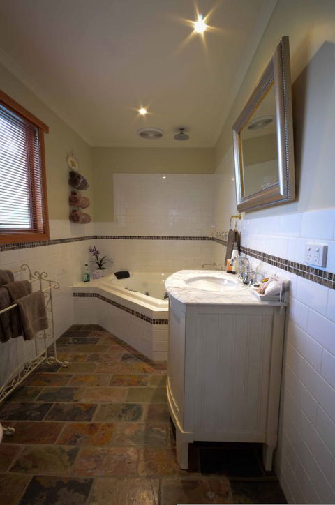 Heatherington Cottage - VIC Tourism 3