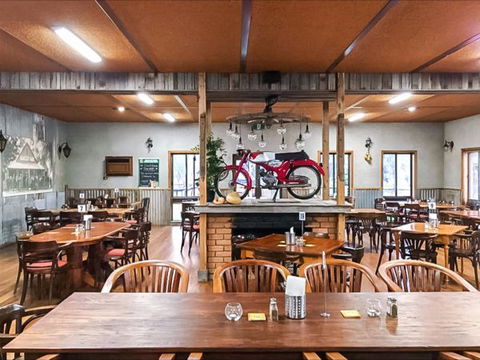 Hungry Horse Hotel Molesworth - VIC Tourism 1