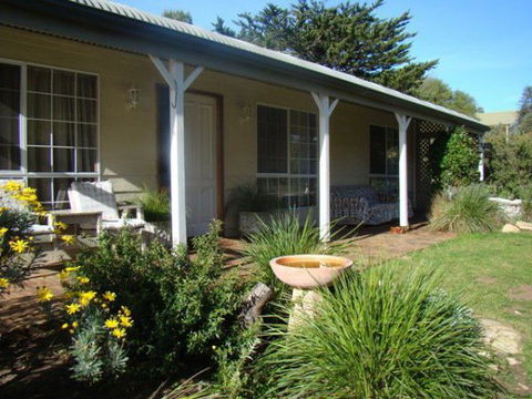 Peppertree Cottage - VIC Tourism 0