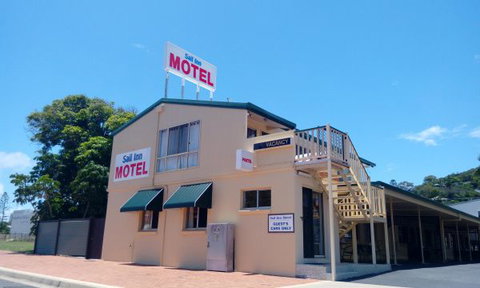 Sail Inn - Yeppoon - VIC Tourism 1