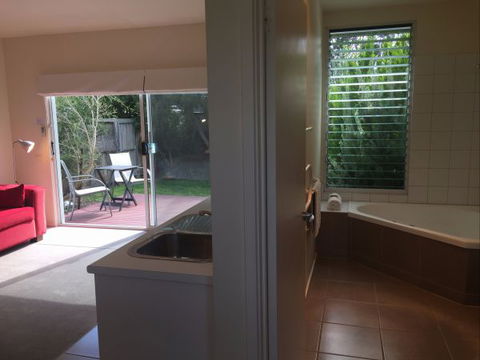 Springtide Studio Apartments - VIC Tourism 6