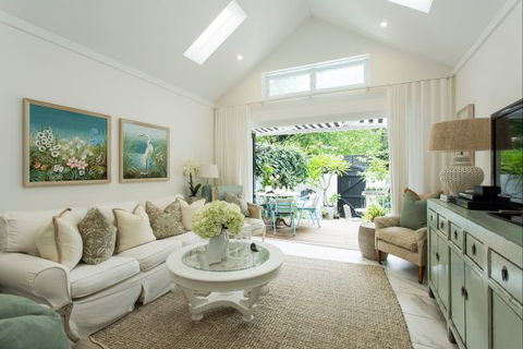 Stylish Interiors In The Bay - VIC Tourism 0