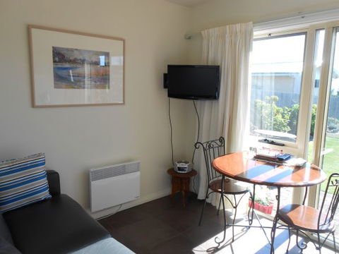 Tidelines Of Bicheno - VIC Tourism 7