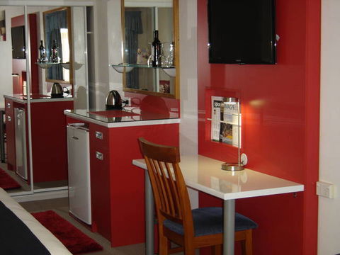 Avaleen Lodge Motor Inn - VIC Tourism 0