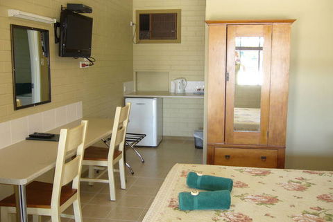 Barcaldine Country Motor Inn - VIC Tourism 1