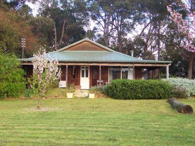 Bettenay's Lakeside Loft Spa Apartment - VIC Tourism 3