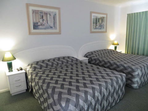 Charters Towers Heritage Lodge Motel - VIC Tourism 7