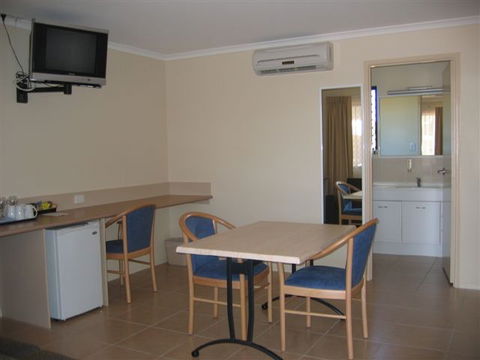 Chinchilla Palms Motor Inn - VIC Tourism 1