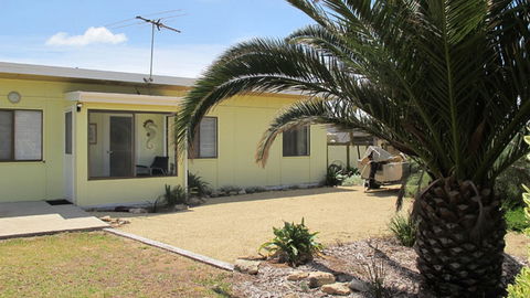 Seahorse Beach Shack - VIC Tourism 0