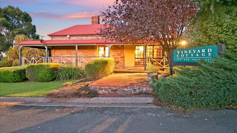Mt Bera Vineyard Cottage BnB - VIC Tourism 0