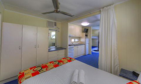Alex Beach Cabins & Tourist Park - VIC Tourism 1