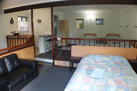 Lake Forbes Motel - VIC Tourism 5