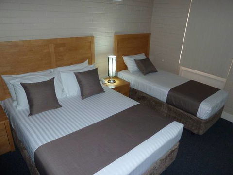 Dongara Hotel Motel - VIC Tourism 0