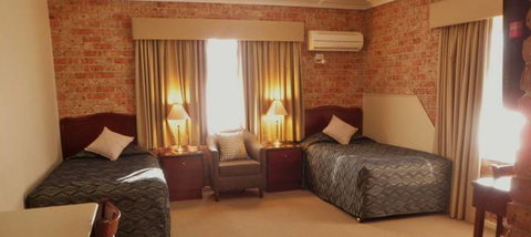 Endeavour Court Motor Inn - VIC Tourism 1