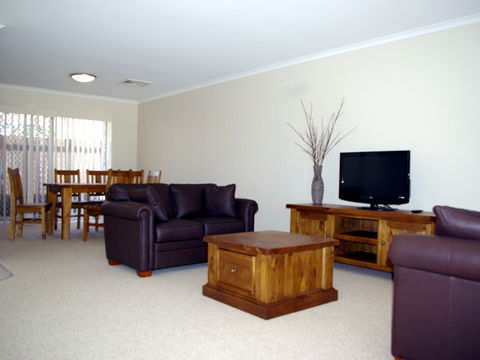 Fairways Bed & Breakfast At Jerilderie - VIC Tourism 2