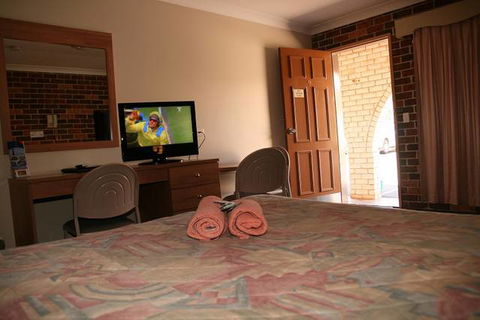 Forest Lodge Motor Inn & Restaurant - VIC Tourism 1