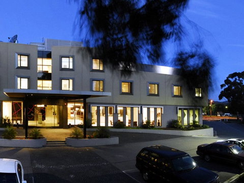 Golden Pebble Hotel - VIC Tourism 1