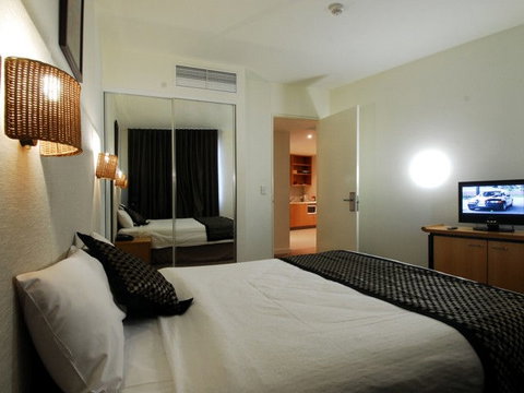 Golden Pebble Hotel - VIC Tourism 2