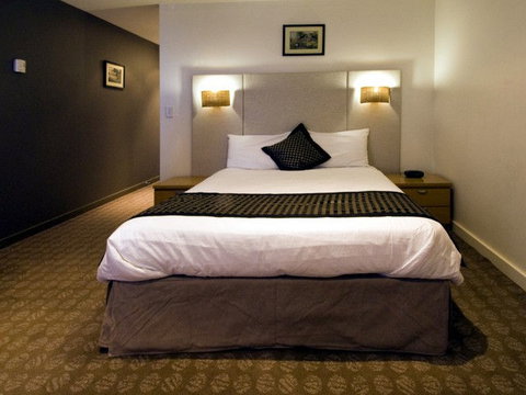 Golden Pebble Hotel - VIC Tourism 3