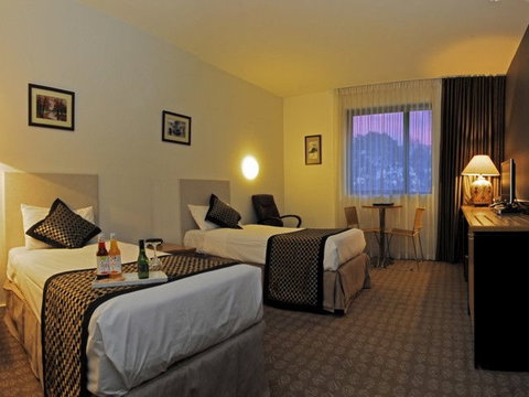 Golden Pebble Hotel - VIC Tourism 0