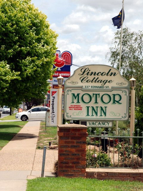 Lincoln Cottage Motor Inn - VIC Tourism 2