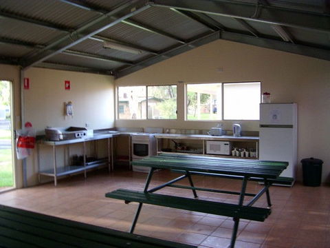 Mannum Caravan Park Cabins - VIC Tourism 3