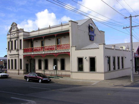Mitchell River Tavern - VIC Tourism 0