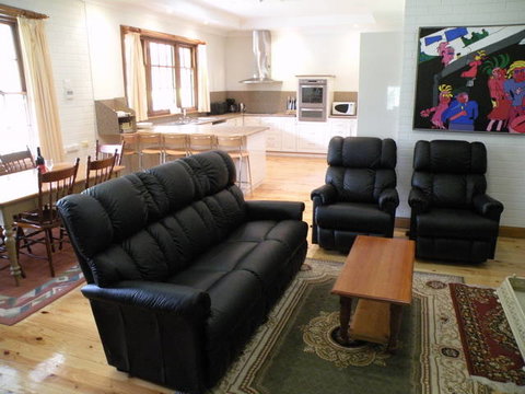 Pinkerton Hill (Naracoorte Cottages) - VIC Tourism 0