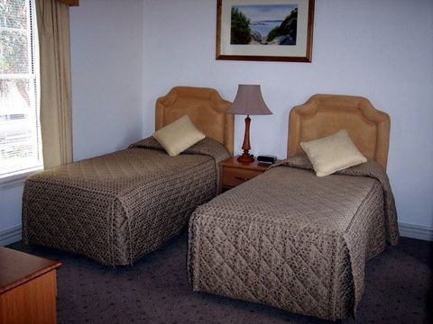 Ross Motel & Caravan Park - VIC Tourism 1