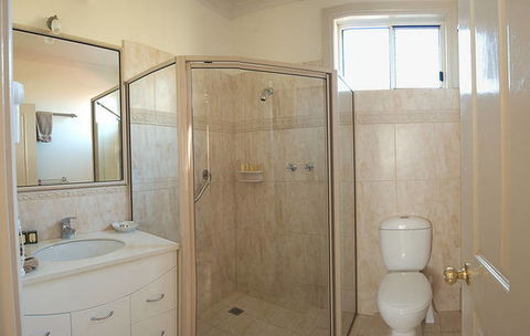 Ross Motel & Caravan Park - VIC Tourism 2
