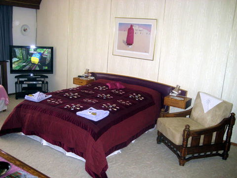 Sages' Haus B&B - VIC Tourism 0
