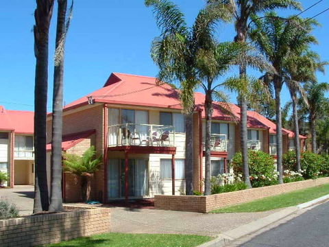 Sapphire Court Holiday Units - VIC Tourism 0