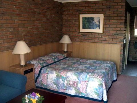 Summerhill Motor Inn - VIC Tourism 1