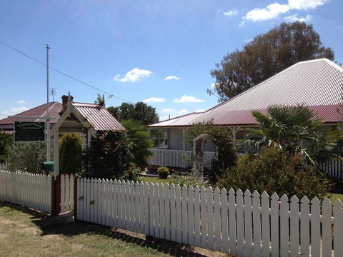 Tenterfield Luxury Historic C1895 Cottage - VIC Tourism 0